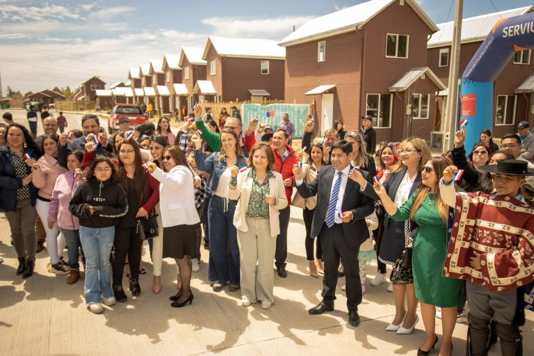 126 familias del Comité “Campos del Sur I” de Renaico recibieron las llaves de sus viviendas