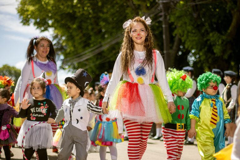 Colorido desfile protagonizaron estudiantes y párvulos de Renaico