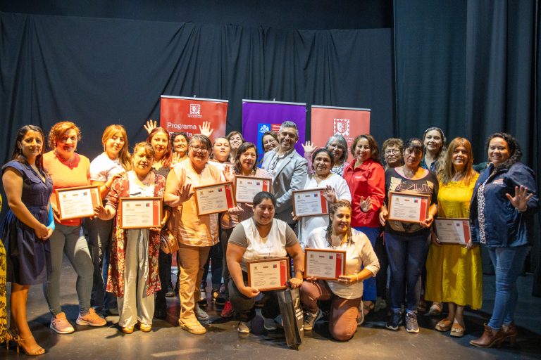 Gobierno Regional y SernamEG entregaron recursos a 25 emprendedoras renaiquinas