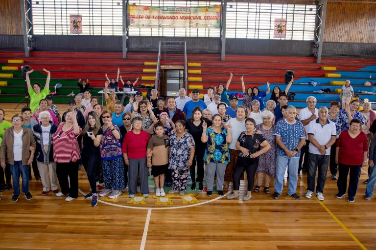 Más de medio centenar de personas mayores disfrutaron del evento “Zumba Gold”