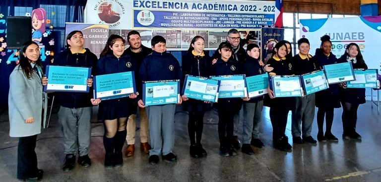 Entrega de computadores en la Escuela Nobel Gabriela